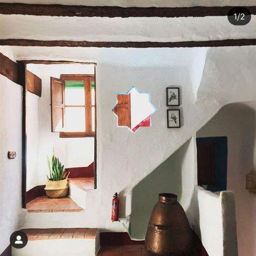 Acceso a casa con ventana en forma de estrella